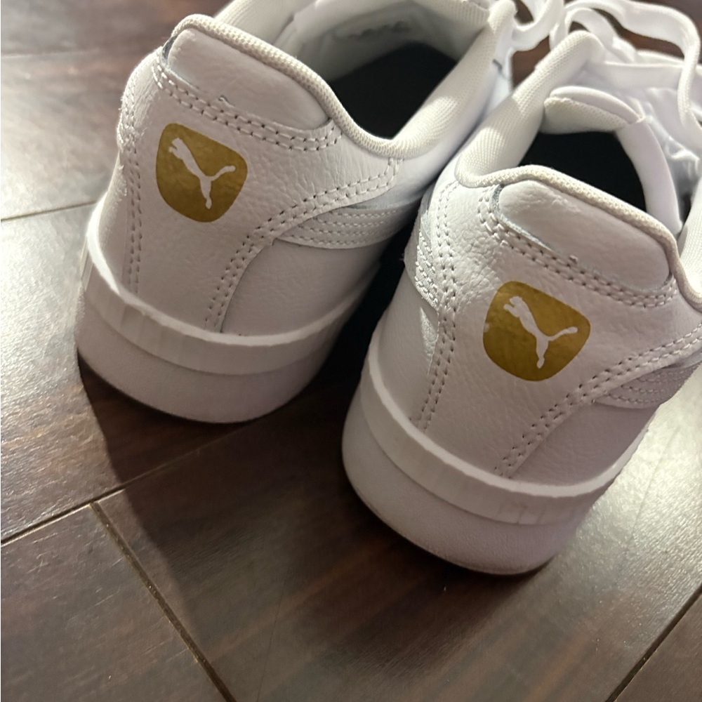 PUMA White Leather Sneakers Shoes Women’s Size 11 Gold Logo Casual Low Top - Picture 6 of 9